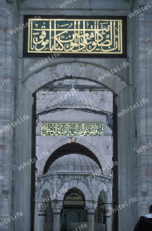 Die Blaue Moschee im Stadtteil Sulranahmet in Istanbul in der Tuerkey.