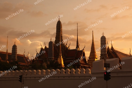 Das Tempelgelaende in der Abendstimmung mit dem Wat Phra Keo beim Koenigspalast im Historischen Zentrum der Hauptstadt Bangkok in Thailand. 