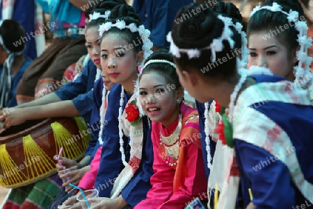 Eine traditionelle Tanz Gruppe zeigt sich an der Festparade beim Bun Bang Fai oder Rocket Festival in Yasothon im Isan im Nordosten von Thailand. 