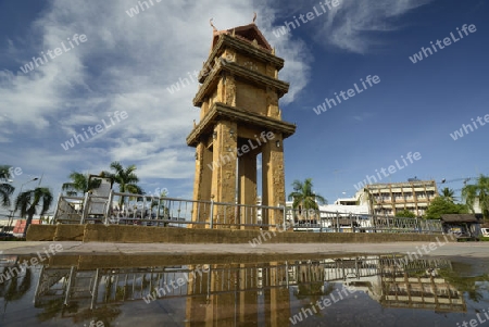 Der Uhrturm im Zentrum der Hauptstadt Amnat Charoen der Provinz Amnat Charoen nordwestlich von Ubon Ratchathani im nordosten von Thailand in Suedostasien.