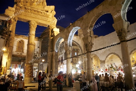 Eine Gasse mit Geschaeften im Souq in der Altstadt der Syrischen Hauptstadt Damaskus