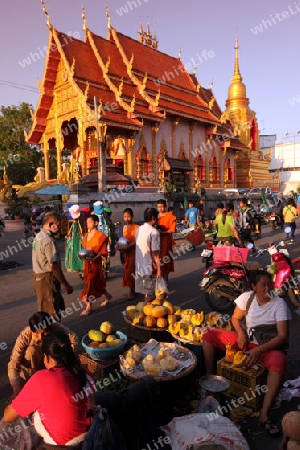 Der Markt vor dem Wat Mung Muang am Morgen in der Altstadt von Chiang Rai in der Provinz chiang Rai im Norden von Thailand in Suedostasien.