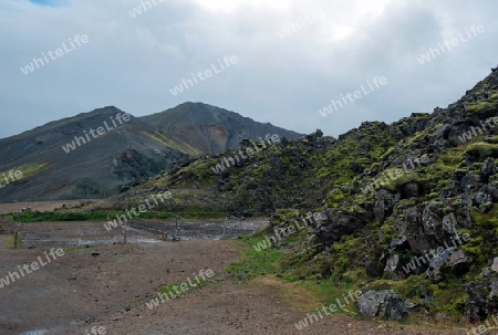 Der S?dwesten Islands, Obsidian-Lavafeld Laugahraun vor Vulkan-Kulisse in Landmannalaugar