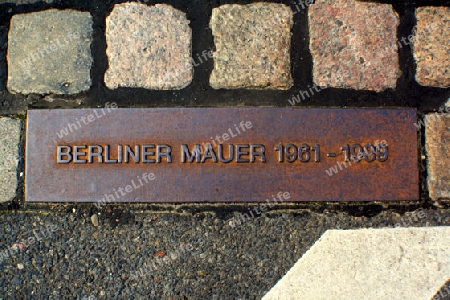 bodenrelief an der ehemaligen berliner mauer