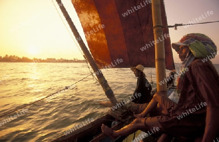 Asien, Indischer Ozean, Sri Lanka,
Ein traditionelles Fischerboot mit Fischern im Kuestendorf Negombo an der Westkueste von Sri Lanka. (URS FLUEELER)






