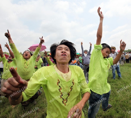 Menschen beobachten einen Raketenstart beim Bun Bang Fai oder Rocket Festival in Yasothon im Isan im Nordosten von Thailand. 