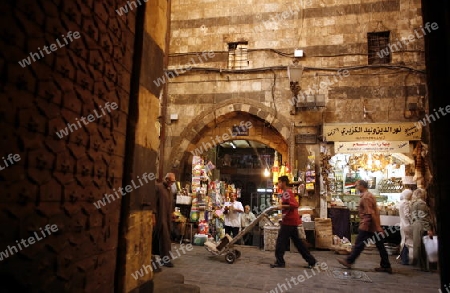 Eine Gasse mit Geschaeften im Souq in der Altstadt der Syrischen Hauptstadt Damaskus