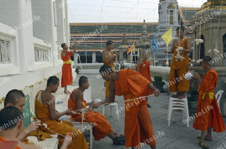 Moenche bei den Vorbereitungen auf die Neujahrsnacht Feier in der Tempelanlage des Wat Pho in der Hauptstadt Bangkok von Thailand in Suedostasien.