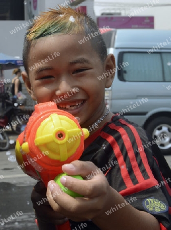 Das Songkran Fest oder Wasserfest zum Thailaendischen Neujahr ist im vollem Gange in Ayutthaya noerdlich von Bangkok in Thailand in Suedostasien.  