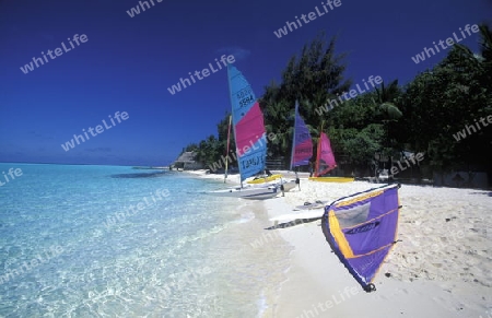 
Surfbretter am Strand der Insel Meeru im Northmale Atoll auf den Inseln der Malediven im Indischen Ozean. 