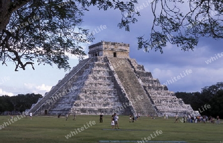 Die Pyramide der Maya Ruine von Chichen Itza im Staat Yucatan auf der Halbinsel Yuctan im sueden von Mexiko in Mittelamerika.   