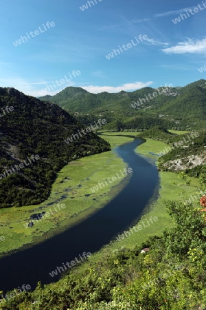 Die Landschaft bei Rijeka Crnojevica mit dem Fluss Rijeka Crnojevica am westlichen ende des Skadarsko Jezero See oder Skadarsee in Zentral Montenegro in Montenegro im Balkan am Mittelmeer in Europa.