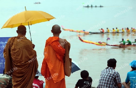 Ruderinnen beim traditionellen Bootsrennen auf dem Mekong River in Vientiane der Hauptstadt von Laos in Suedostasien.  