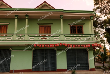 Ein kolloniales Haus in der Stadt Savannahet in zentral Laos an der Grenze zu Thailand in Suedostasien.