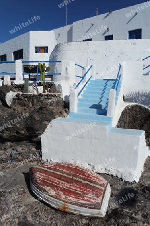 Altes Ruderboot vor einem Haus, Lanzarote, Puerto del Carmen