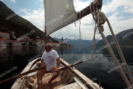 Das Dorf Persat in der Bucht von Kotor am Mittelmeer in Montenegro im Balkan in Europa.