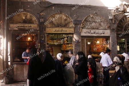 Eine Gasse mit Geschaeften im Souq in der Altstadt der Syrischen Hauptstadt Damaskus