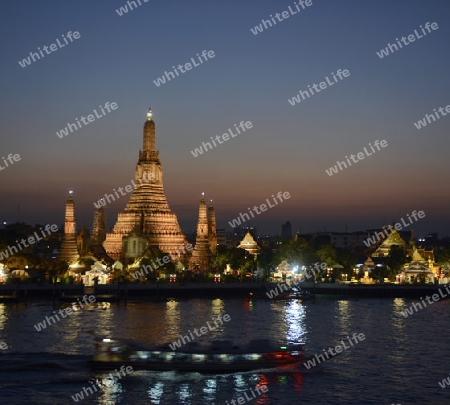 Die Tempelanlage des Wat Arun am Mae Nam Chao Phraya River in der Hauptstadt Bangkok von Thailand in Suedostasien.