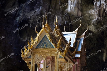 Die Hoehle Tham Phraya Nakhon mit dem Koenigssaal von Rama V aus dem Jahr 1890 in der Felsen Landschaft des Khao Sam Roi Yot Nationalpark am Golf von Thailand im Suedwesten von Thailand in Suedostasien. 