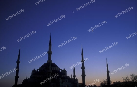 Die Blaue Moschee im Stadtteil Sulranahmet in Istanbul in der Tuerkey.