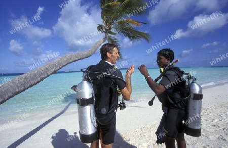 
Eine Tauchschule an der Insel Velavaru im Southmale Atoll auf den Inseln der Malediven im Indischen Ozean.  FLUEELER)