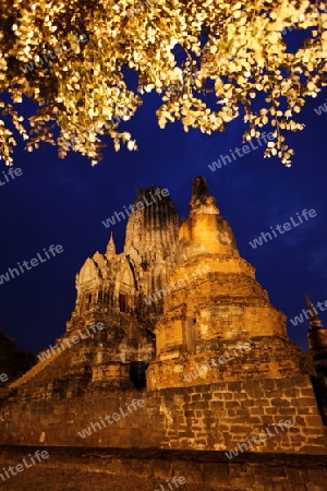 Der Wat Ratburana Tempel in der Tempelstadt Ayutthaya noerdlich von Bangkok in Thailand.