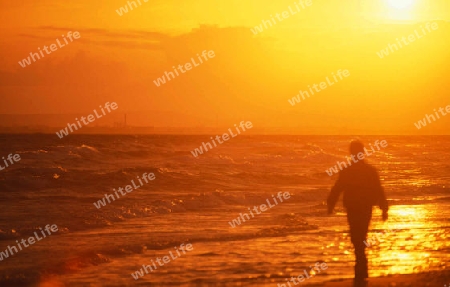 Die Mittelmeer Kueste bei Larnaka im sueden der Insel Zypern im Mittelmeer in Europa .