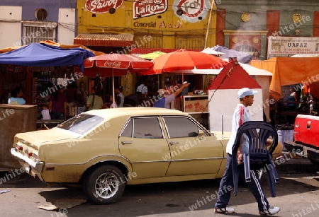 Suedamerika, Karibik, Venezuela, West, Maracaibo, Kolonial, Zentrum, Markt, Mann, Marktstand, Alltag, Strasse, Auto, Wirtschaft