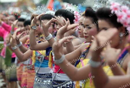 Eine traditionelle Tanz Gruppe zeigt sich an der Festparade beim Bun Bang Fai oder Rocket Festival in Yasothon im Isan im Nordosten von Thailand. 