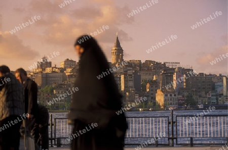 Die Skyline von Galatasaray auf den Bosphorus in Istanbul in der Tuerkey.