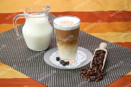 Latte Macchiato auf braunem Hintergrund