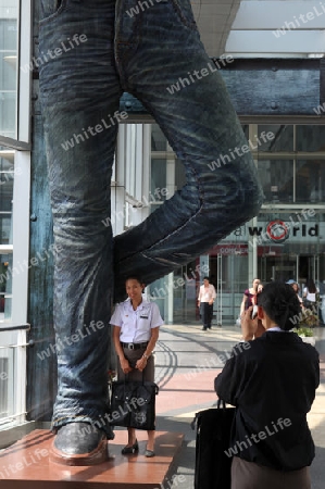 Eine Jeanswerbung rund um den Siam Square Stadtteil im Zentrum der Hauptstadt Bangkok in Thailand. 