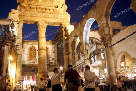 Eine Gasse mit Geschaeften im Souq in der Altstadt der Syrischen Hauptstadt Damaskus