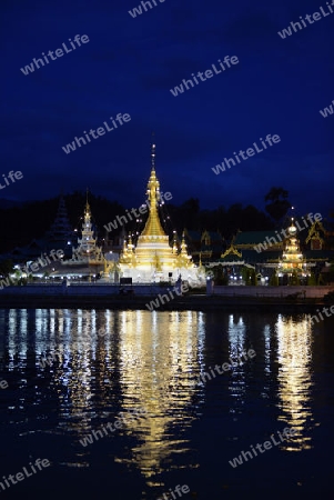 Der Tempel Wat Jong Kham und Jong Klang am See Nong Jong Kham im Dorf Mae Hong Son im norden von Thailand in Suedostasien.