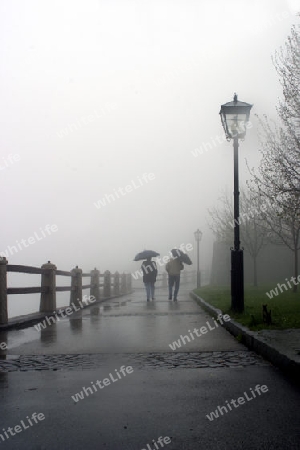 Personen in den Regen