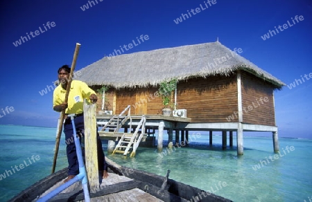 
Ein Holzboot Dhoni Taxi auf dem Weg zum Bungalow am Strand der Insel Veligandu im Artsu Atoll auf den Inseln der Malediven im Indischen Ozean.